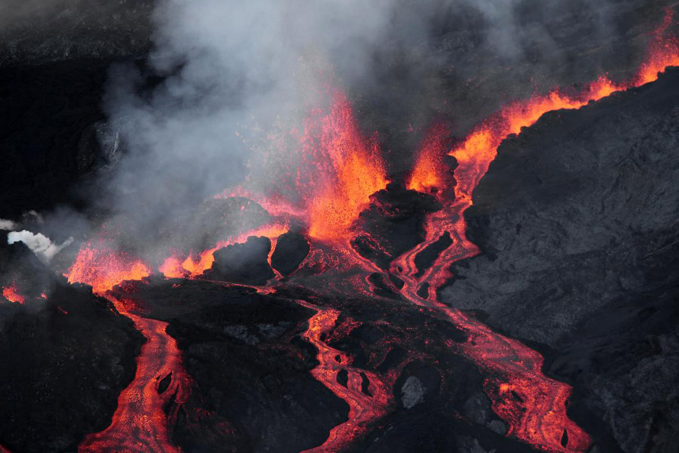 Извержение вулкана в Индийском океане сняли с высоты птичьего полета