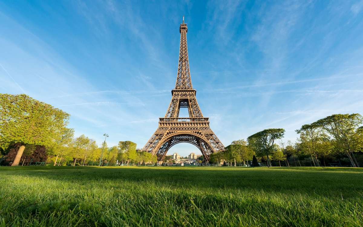 Власти Парижа хотят перекрасить Эйфелеву башню