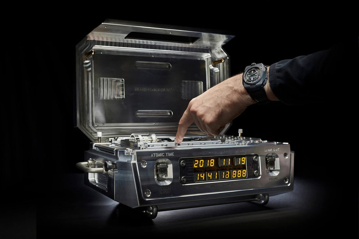 Самые невероятные атомные часы AMW Urwerk выставлены за 2,7 миллиона долларов
